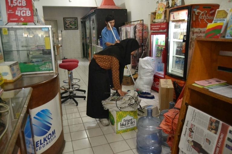 Meningkatkan Kepedulian Lingkungan : Koperasi “Kopma UGM” Adakan Kerja Bakti