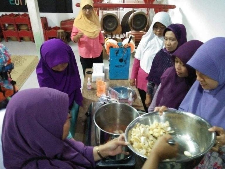 Anggota Koperasi “Kopma UGM” Menjawab Tantangan Ekonomi Kerakyatan Melalui Kampungpreneur Digital